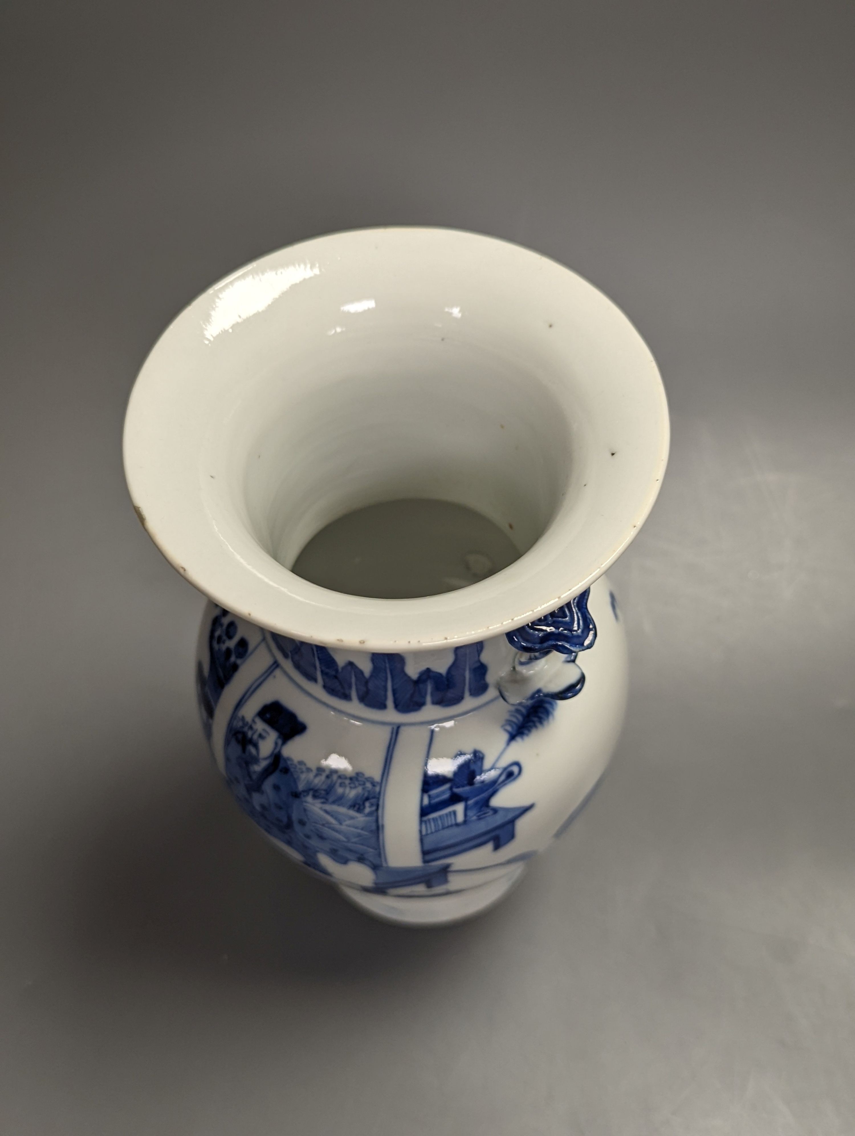 A 19th century Chinese blue and white twin handled vase, 21cm high